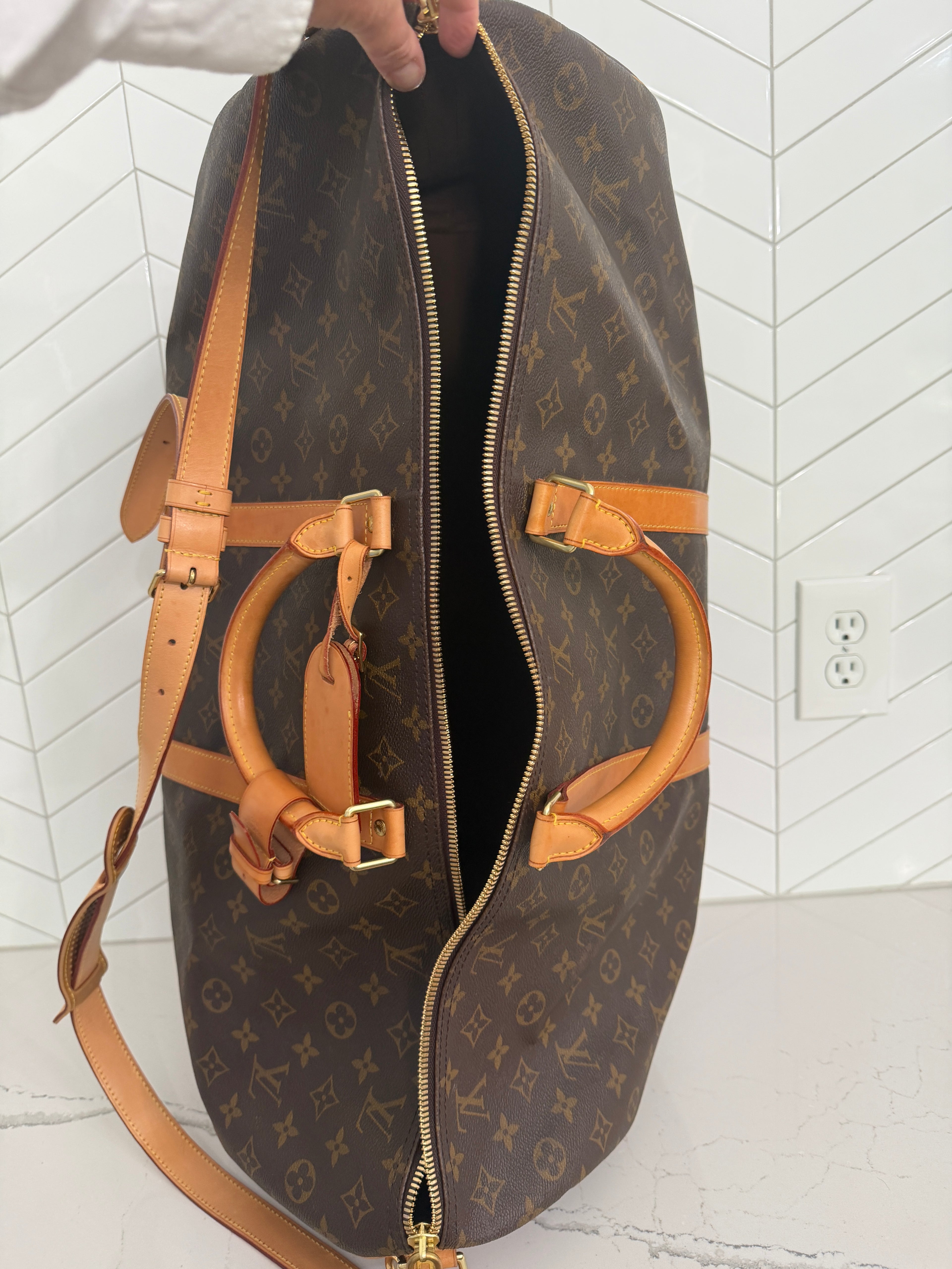 Authentic Louis Vuitton Keepall 60 Bandouliere in Iconic Monogram